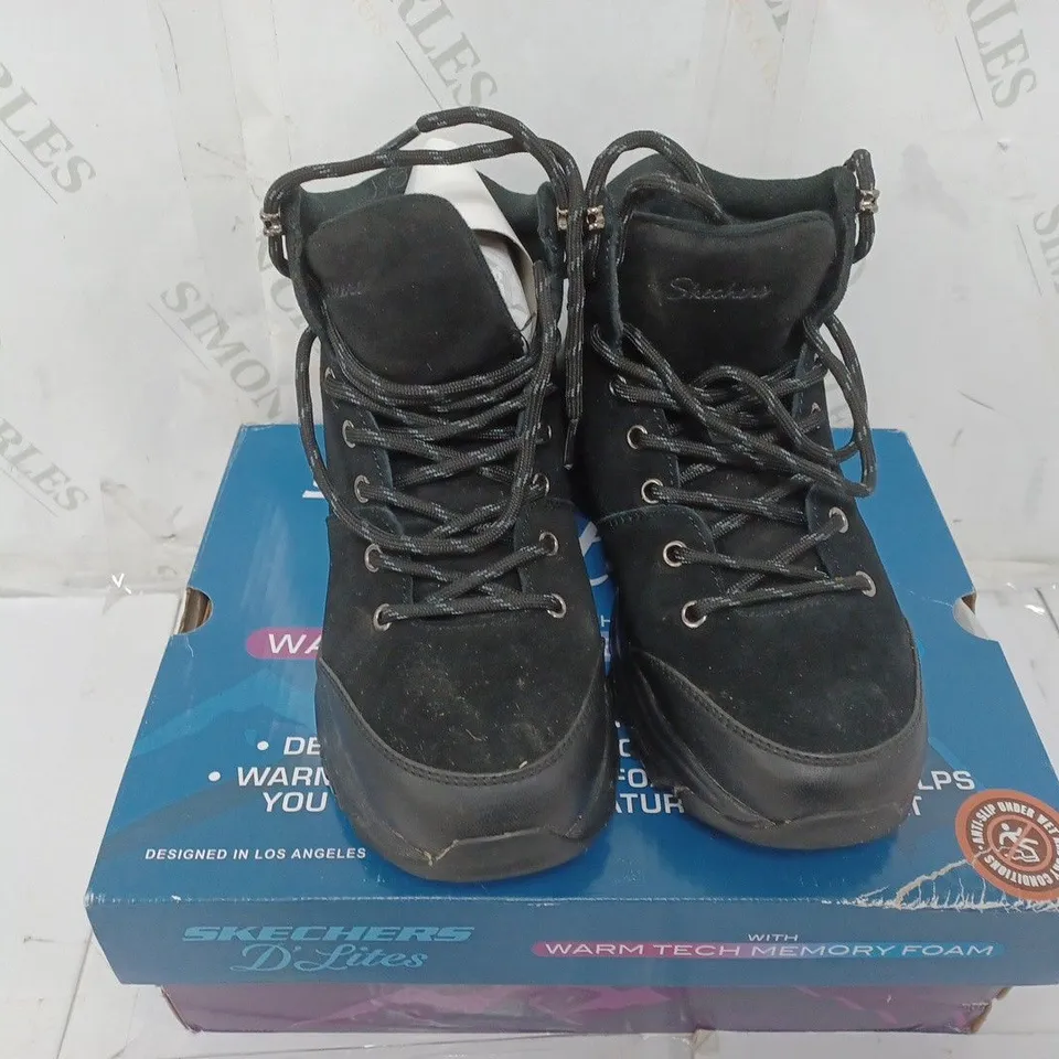 BOXED PAIR OF SKECHERS D'LITES SATIN COLLAR LACE UP BOOTS IN BLACK SIZE 3