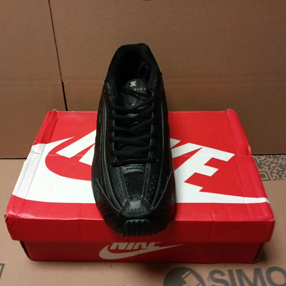 BOXED PAIR OF NIKE SHOX R4 TRAINERS IN BLACK - UK 8.5