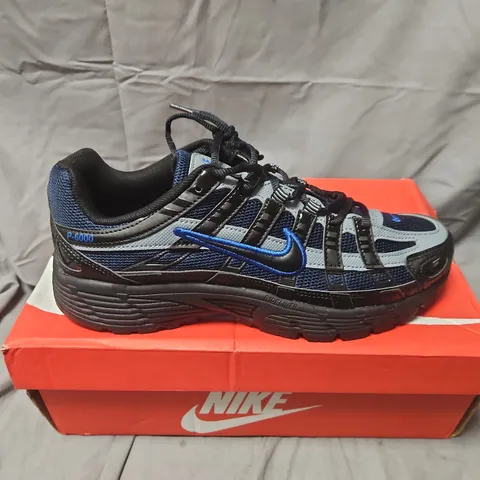 BOXED NIKE P-6000 TRAINERS – BLACK/OBSIDIAN/COOL GREY – UK 7.5 (US 8.5)