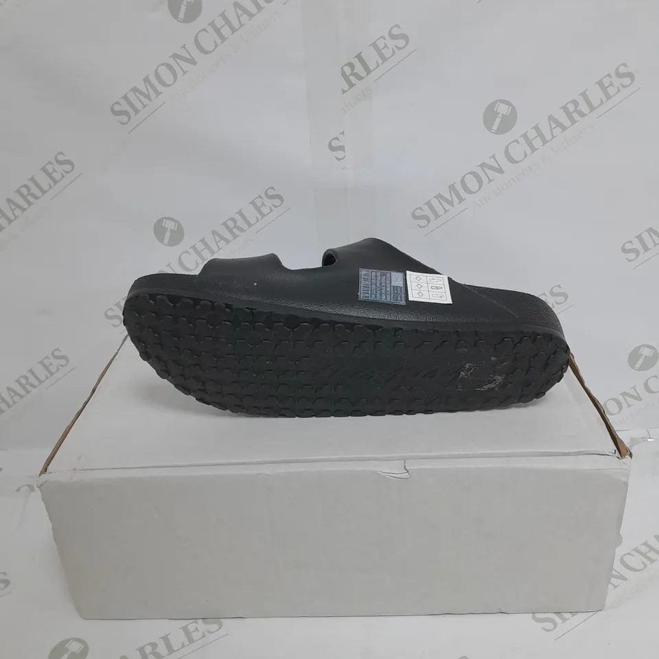 BOXED PAIR OF SKETCHERS ARCH FIT FOAMIES BLACK SIZE 5 SANDAL 