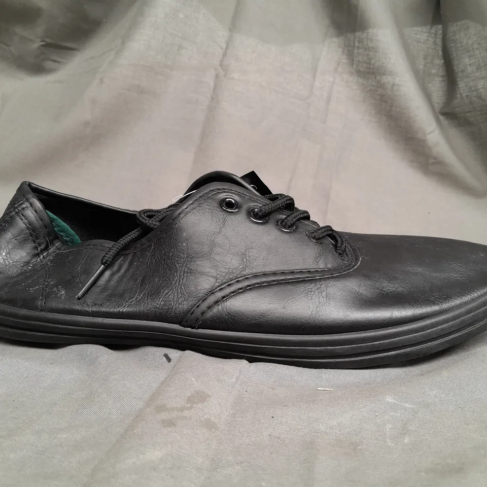 BOX OF APPROX 20 GEORGE BLACK SHOES IN VARIOUS SIZES 