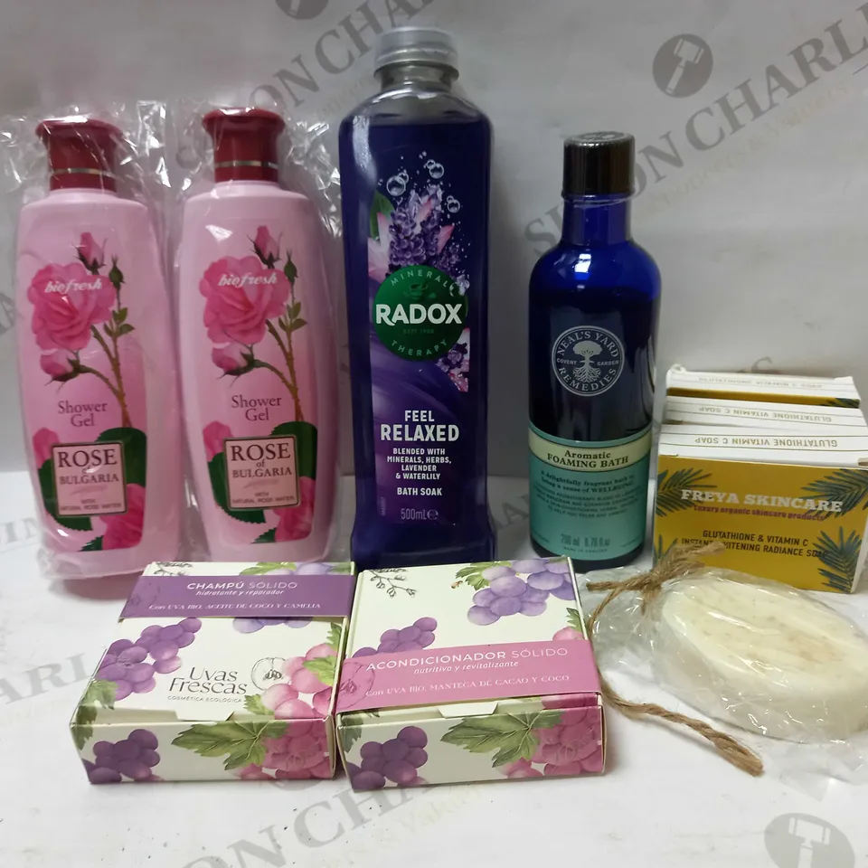 LOT OF APPROX 8 ASSORTED BATH & BODY PRODUCTS TO INCLUDE NEAL'S YARD FOAMING BATH, ROSE OF BULGARIA SHOWER GEL, SOAP BAR, ETC