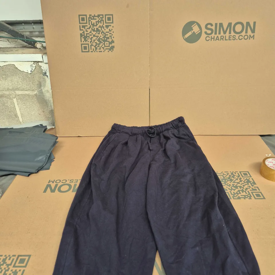BOX OF APPROXIMATELY 25 ASSORTED CLOTHING ITEMS TO INCLUDE: ZARA PANTS