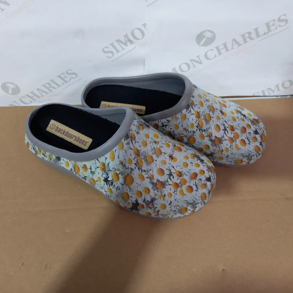 PAIR OF BACKDOOR SHOES SLIDE ON SHOES SIZE 4