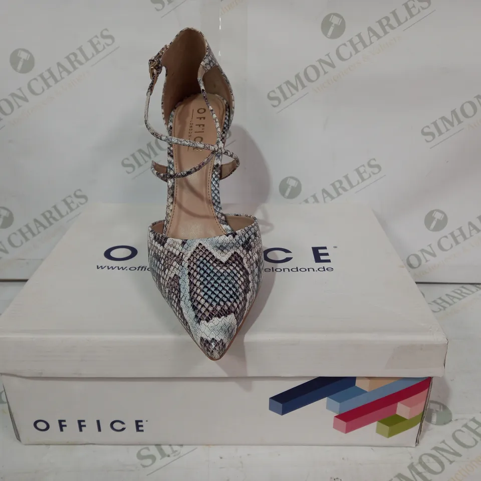 BOXED PAIR OF OFFICE LONDON POINTED LEATHER HIGH HEELS IN BLUE SNAKE SKIN DESIGN EU SIZE 41