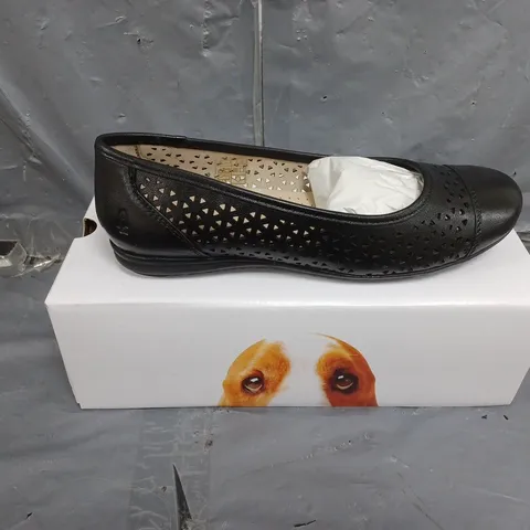 BOXED PAIR OF WOMENS HUSH PUPPIES LEAH BALLERINA SHOES IN BLACK SIZE 6