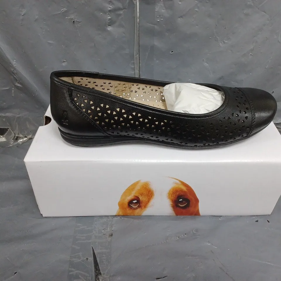BOXED PAIR OF WOMENS HUSH PUPPIES LEAH BALLERINA SHOES IN BLACK SIZE 6