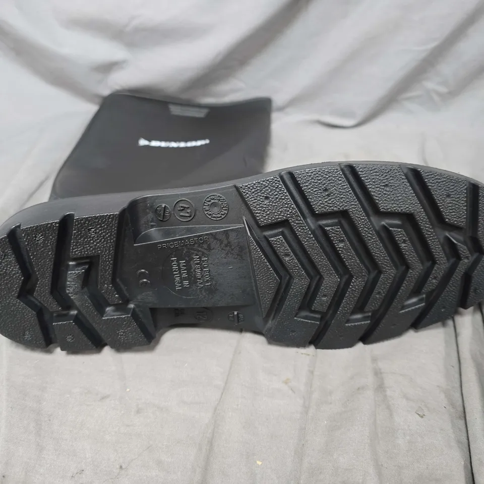 DUNLOP WELLIES IN BLACK - SIZE 12
