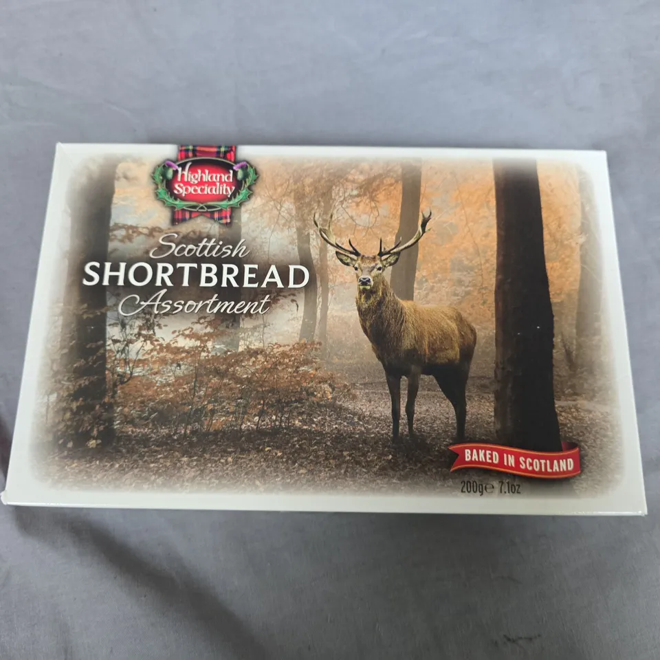 LOT OF APPROXIMATELY 35 PACKS OF SCOTTISH SHORTBREADS - 200G PER BOX