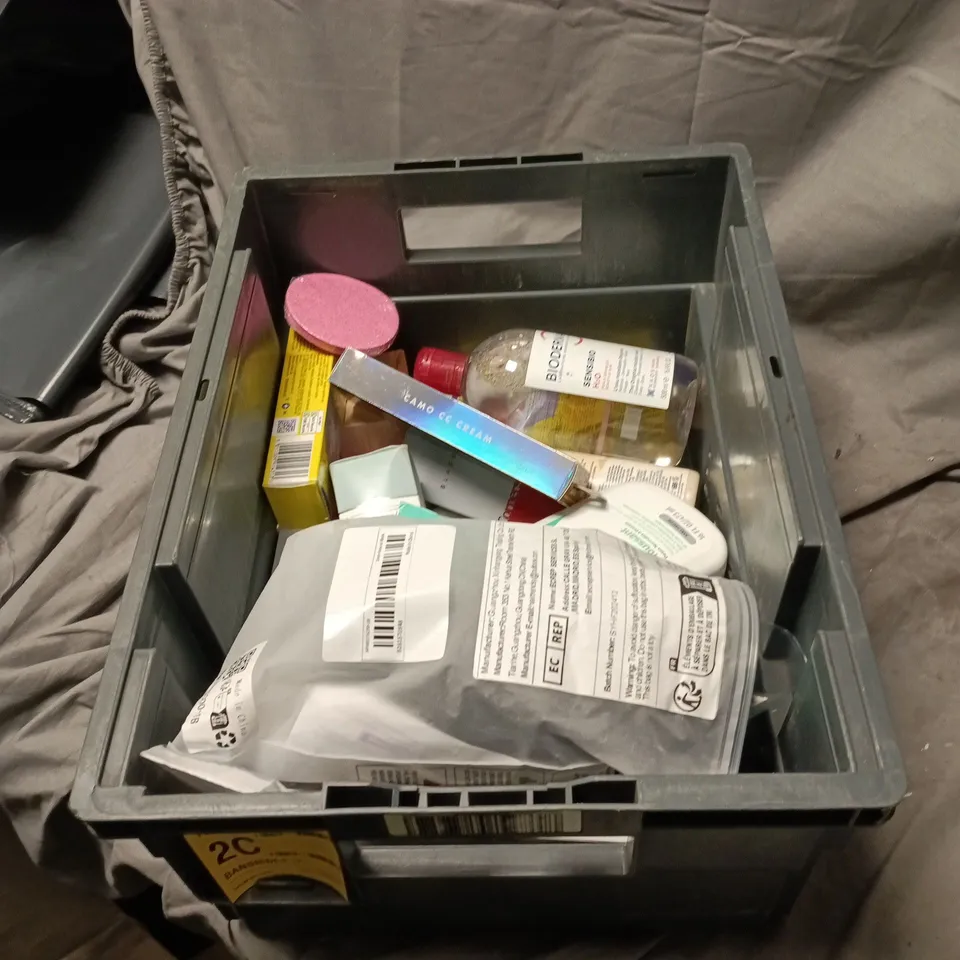 APPROXIMATELY 20 ASSORTED HEALTH AND BEAUTY ITEMS INCLUDING COLGATE MOUTHWASH, NIVEA SOFT MOISTURIZING CREAM AND REDKEN CONDITIONER