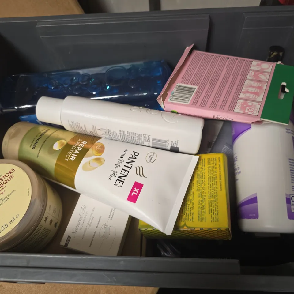 APPROXIMATELY 15 ASSORTED HEALTH & BEAUTY PRODUCTS TO INCLUDE RADOX MUSCLE SOAK, ALOE VERA GEL, RITUALS 24H, ETC - COLLECTION ONLY