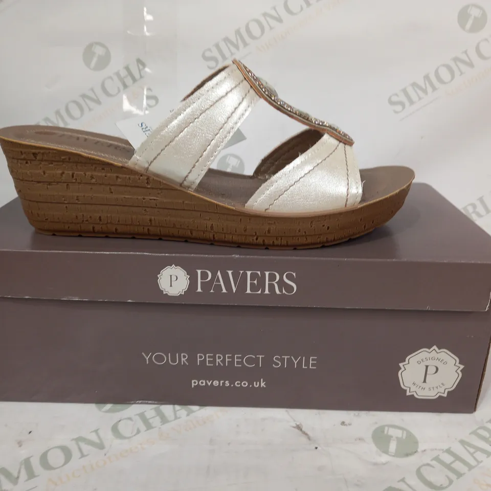 BOXED PAIR OF PAVERS OPEN TOE WEDGE SANDALS IN CREAM W. JEWEL EFFECT EU SIZE 38