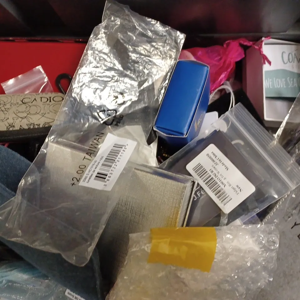 BOX OF APPROX 20 COSTUME JEWELLERY ITEMS INCLUDING GLASSES, RINGS AND NECKLACES