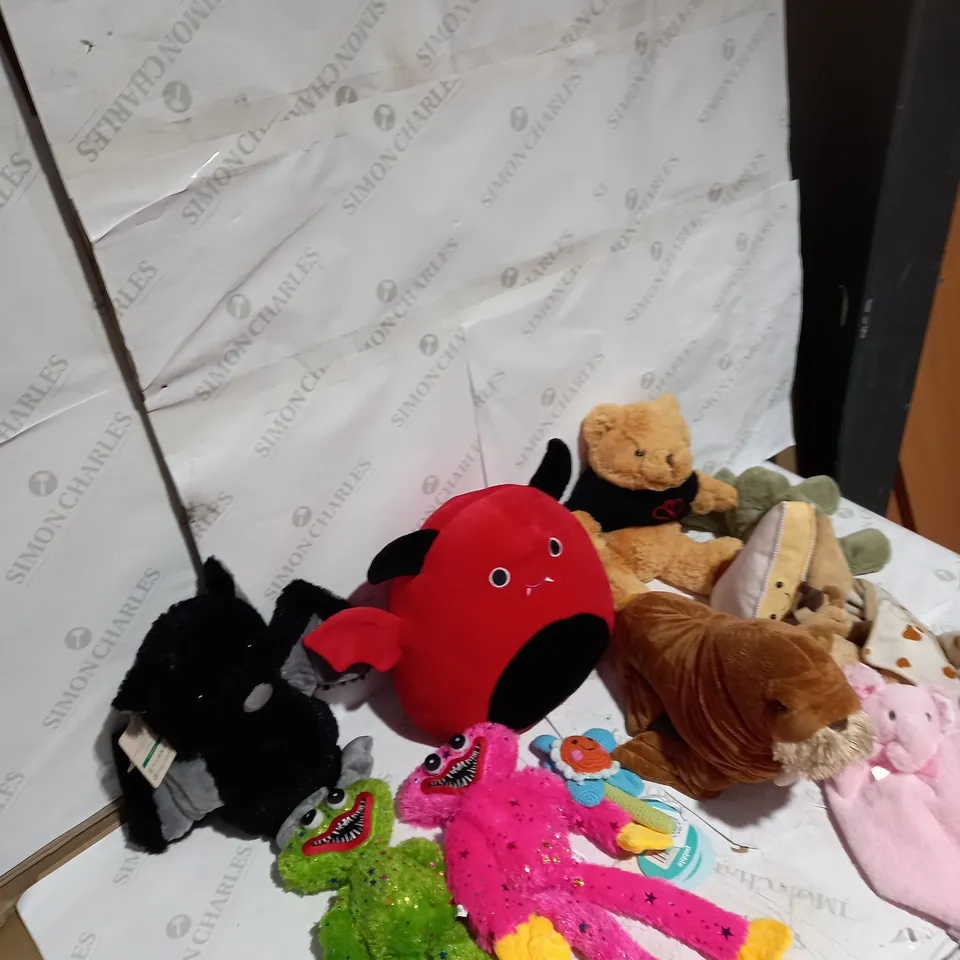 LOT OF APPROXIMATELY 10 ASSORTED STUFFED TOYS TOINLUDE HUGGY WUGGY, JELLY BEAN AND MORISMOS