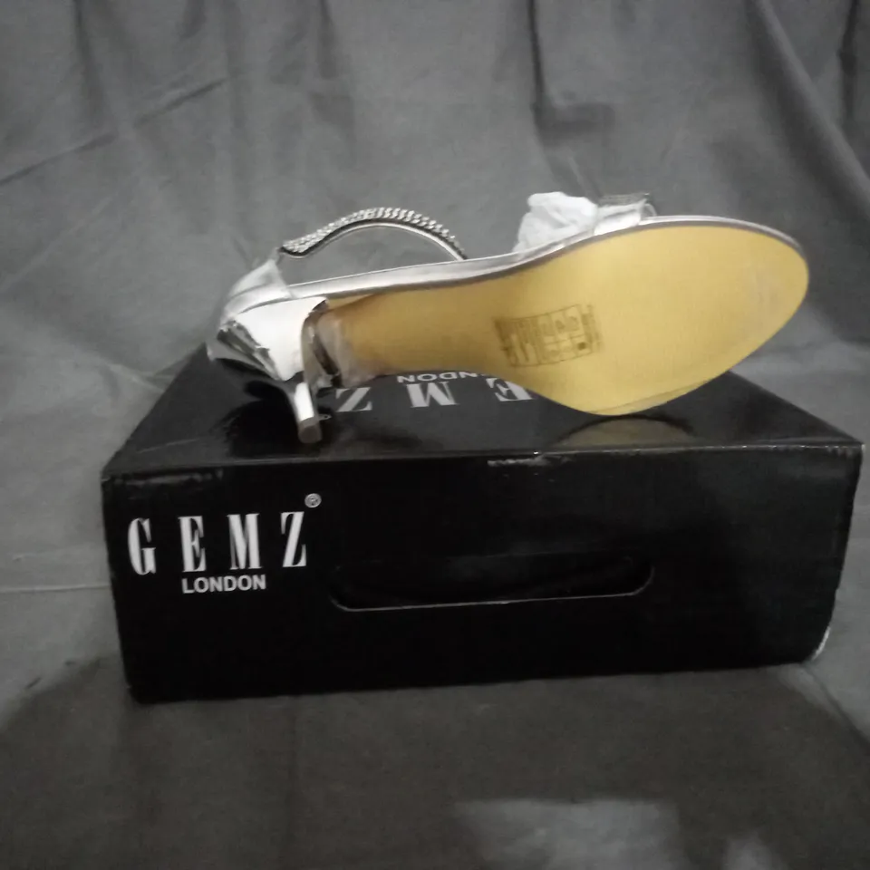 APPROXIMATELY 12 BOXED PAIRS OF GEMZ SILVER HEELED SANDALS IN VARIOUS SIZES TO INCLUDE SIZE 7 