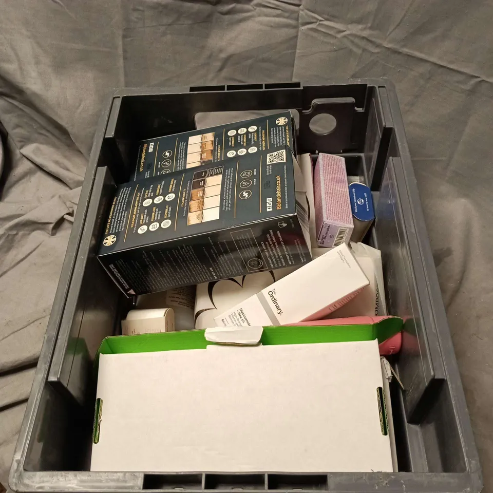 APPROXIMATELY 20 ASSORTED COSMETIC ITEMS TO INCLUDE AVON SENSES FOR MEN 500ML, THE ORDINARY, TOCOBO, SOAP AND GLORY, JEROME RUSSELL B BLONDE HIGHLIGHTING KIT ETC