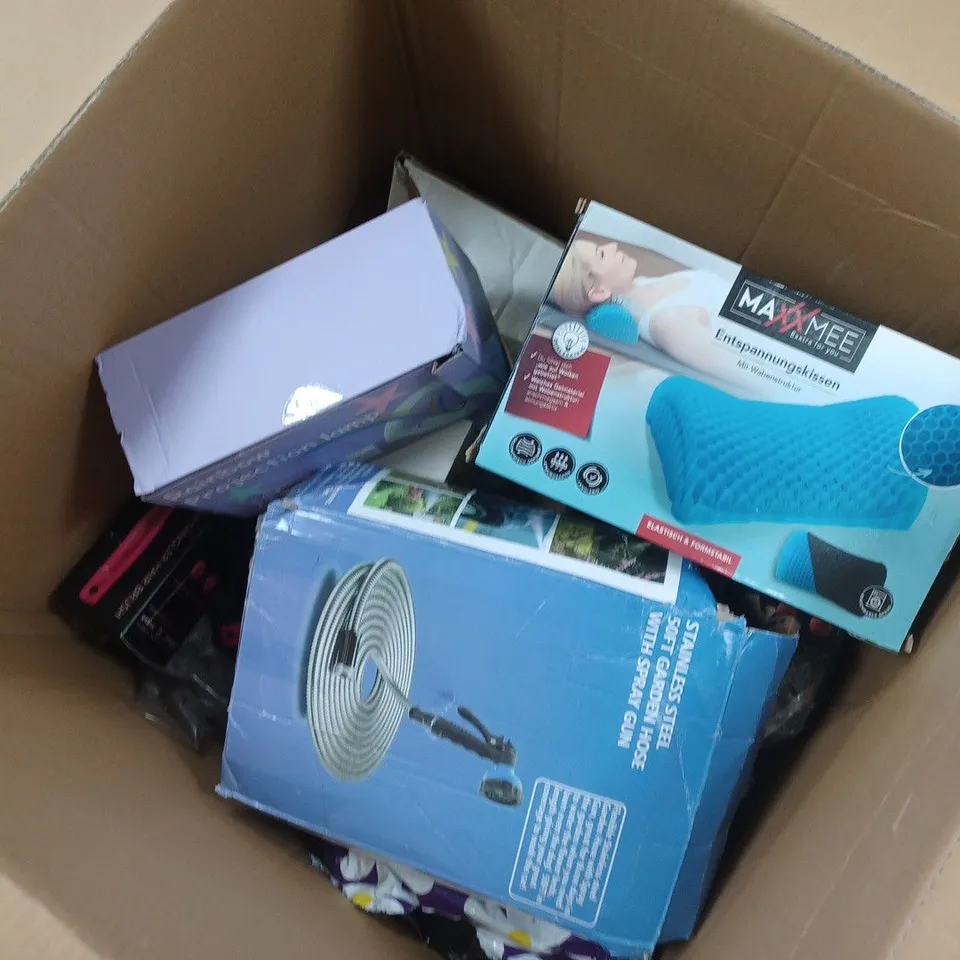 APPROXIMATELY 10 ASSORTED ITEMS TO INCLUDE DETANGLER HAIR BRUSH, 5-IN-1 GROMING KIT, RAINBOW PROJECTION LAMP, ETC - COLLECTION ONLY