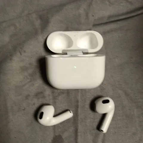 WIRELESS BLUETOOTH EARPHONES IN WHITE