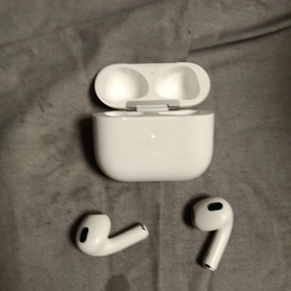 WIRELESS BLUETOOTH EARPHONES IN WHITE