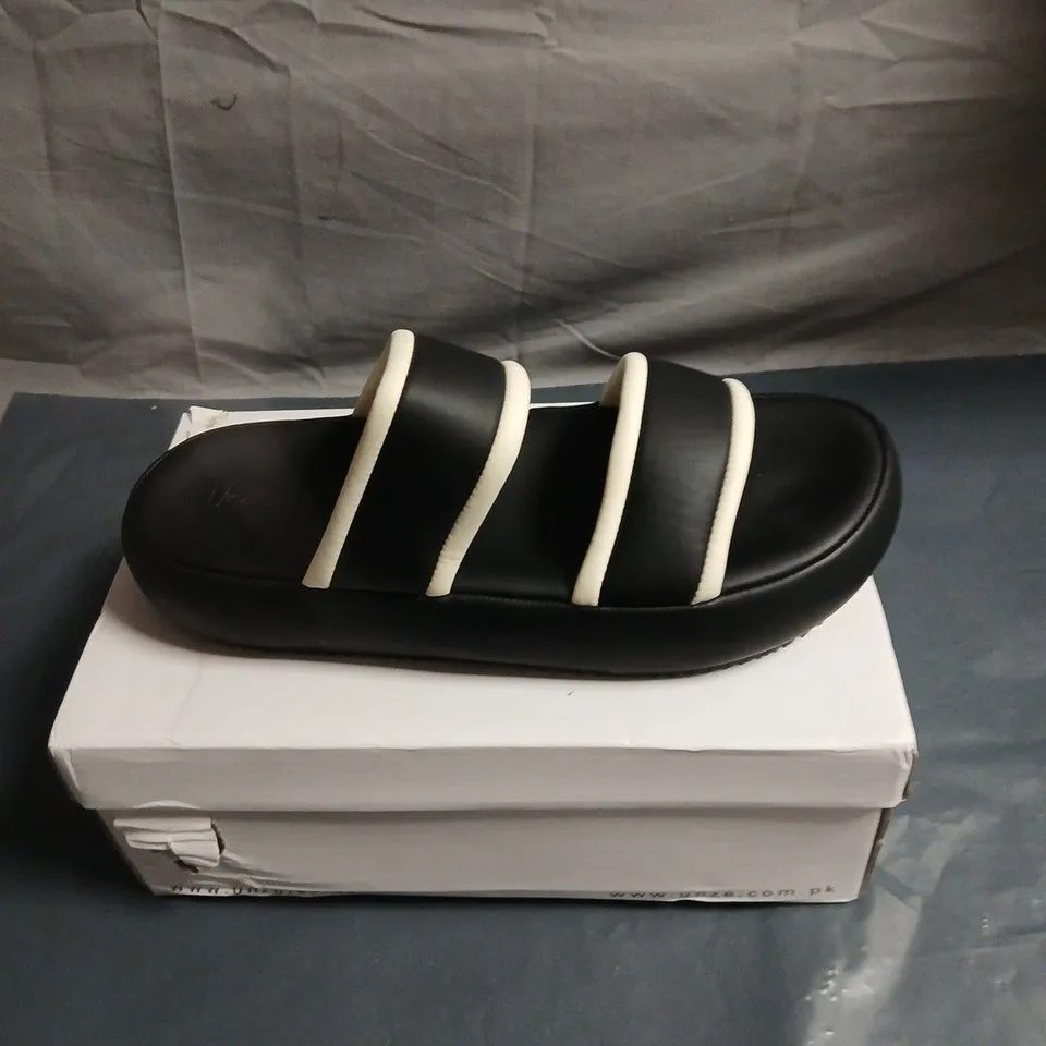 UNZE LONDON BLACK SLIDE SANDALS WITH THREE WHITE STRAPS – EU SIZE 41