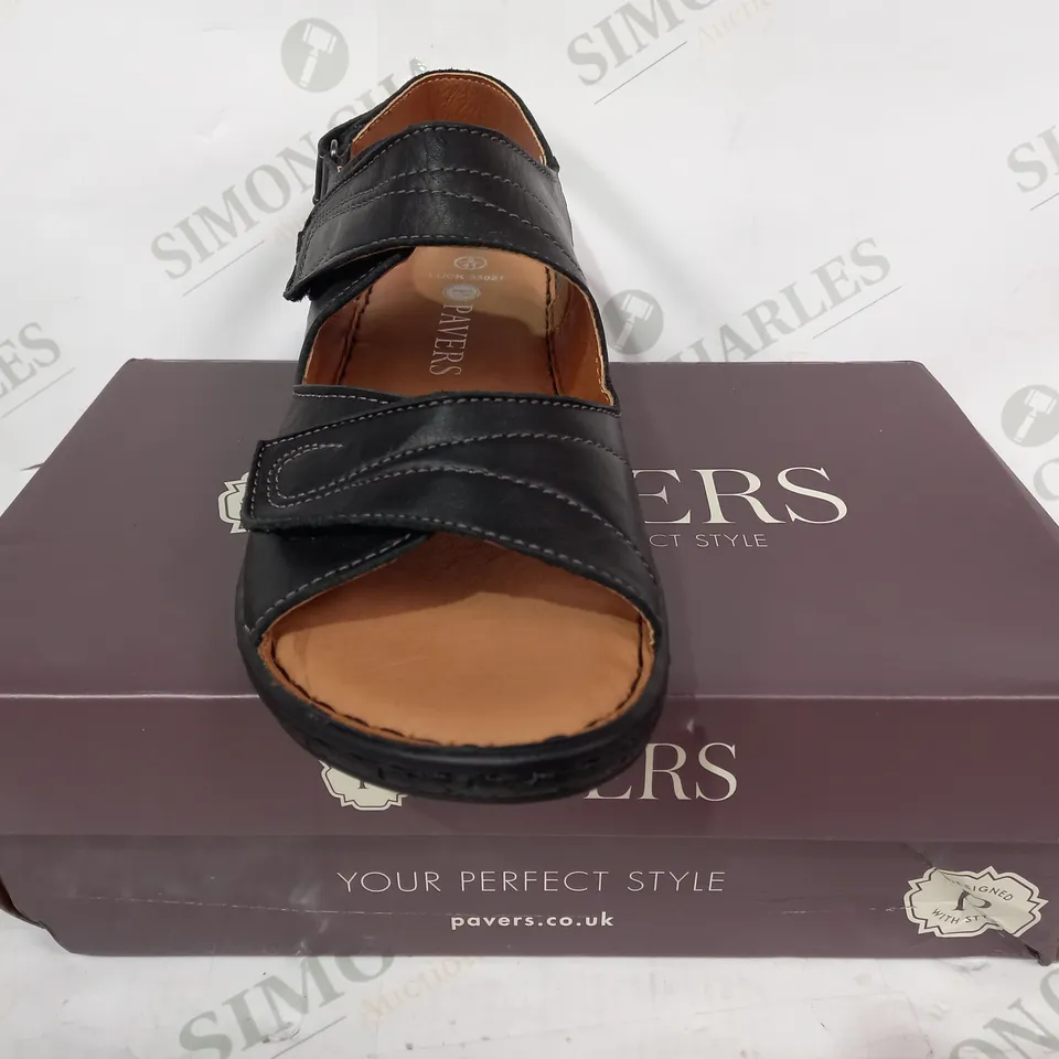 BOXED PAIR OF PAVERS OPEN TOE LOW WEDGE SANDALS IN BLACK EU SIZE 41
