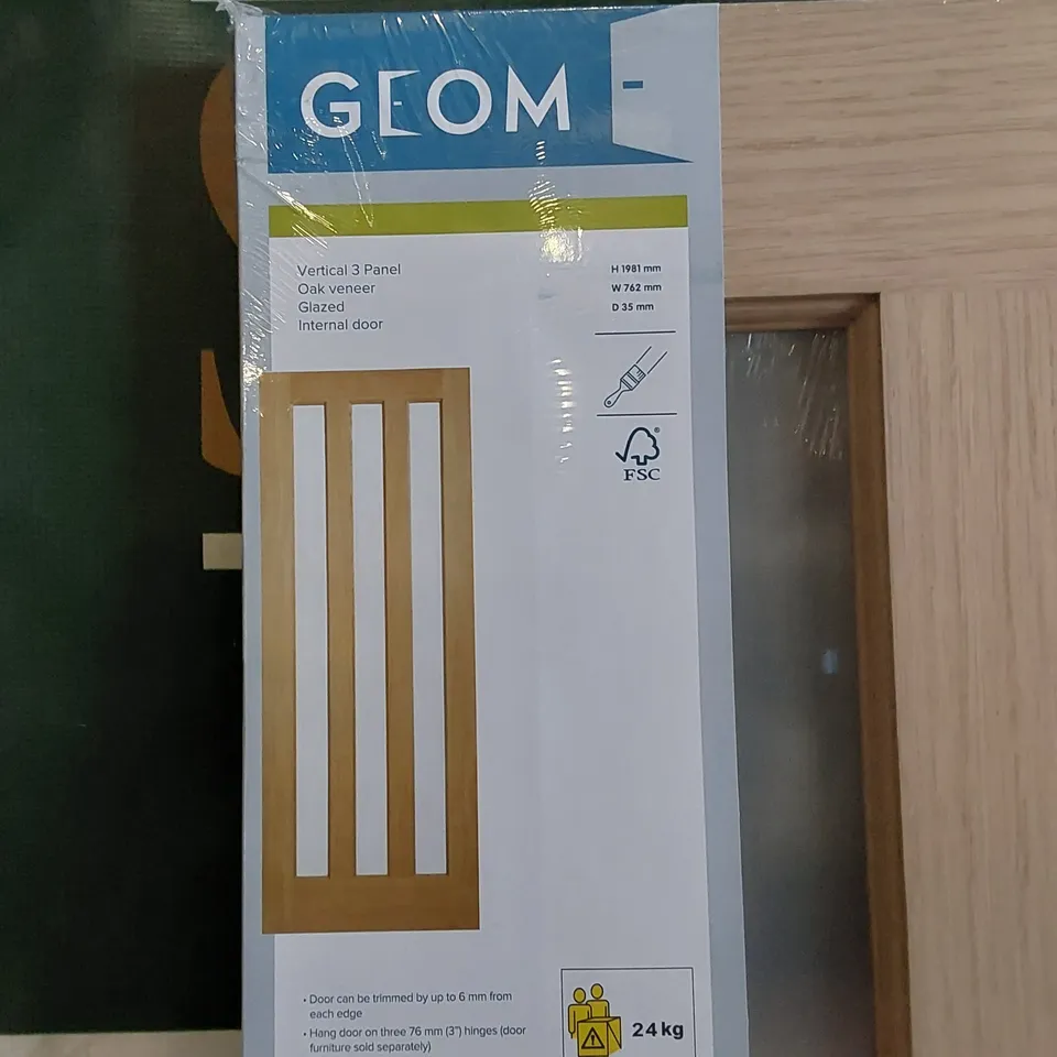 GEOM VERTICAL 3 PANEL OAK VENEER GLAZED INTERNAL DOOR // SIZE: 1981 X 762mm