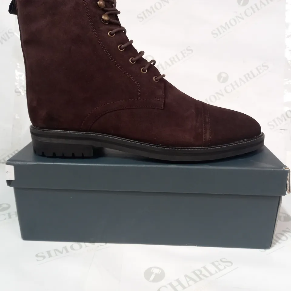 BOXED PAIR OF CREW CLOTHING COMPANY WORKER BOOTS IN CHOCOLATE COLOUR EU SIZE 45