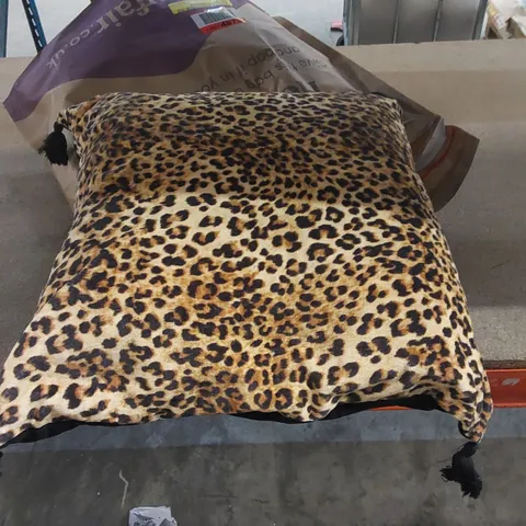 BAGGED LEOPARD CUSHION 