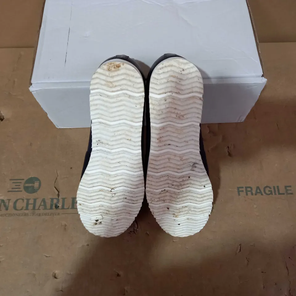 BOXED PAIR OF MODA IN PELLE NAVY SHOES- SIZE 39