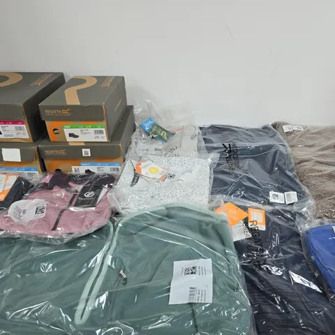 APPROXIMATELY 28 ASSORTED BRAND NEW REGATTA CLOTHING ITEMS IN VARIOUS SIZES, STYLES & COLOURS