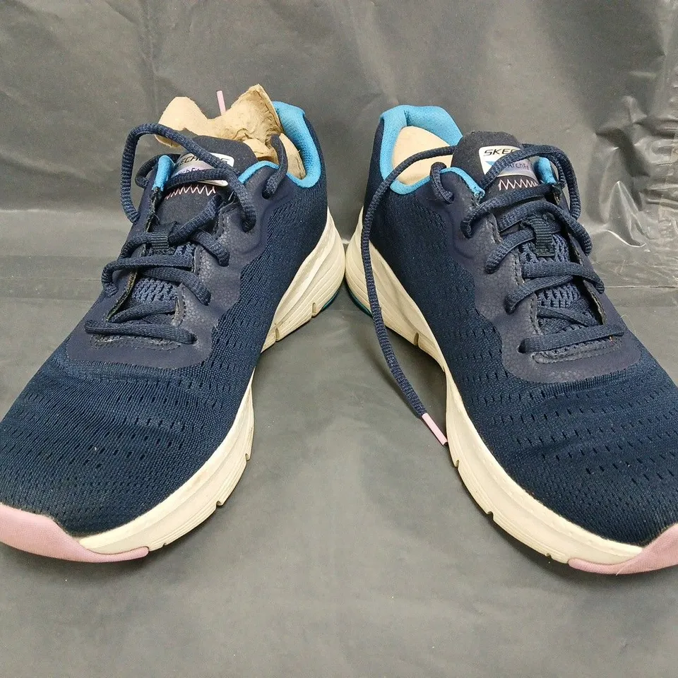 BOXED PAIR OF SKECHERS ARCH FIT TRAINERS IN NAVY SIZE 6.5