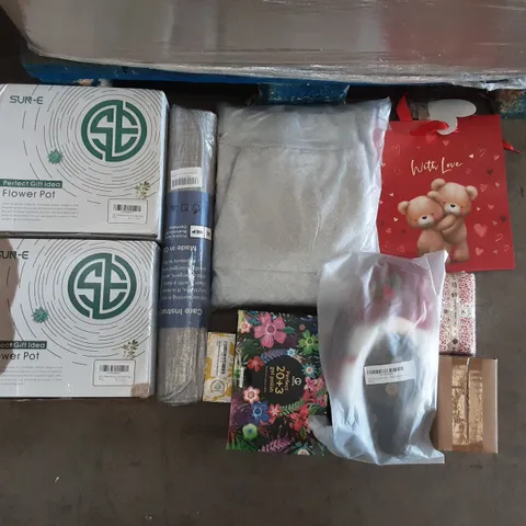 PALLET OF ASSORTED PRODUCTS TO INCLUDE SUN-E FLOWER POT, EVERTON FACE MASK, A52/A72/A92 PHONE CASE, PROFESSIONAL GARLIC PRESS, MEFA PERFECT 20+3 GEL POLISH, JODISS CHRISTMAS GNOME