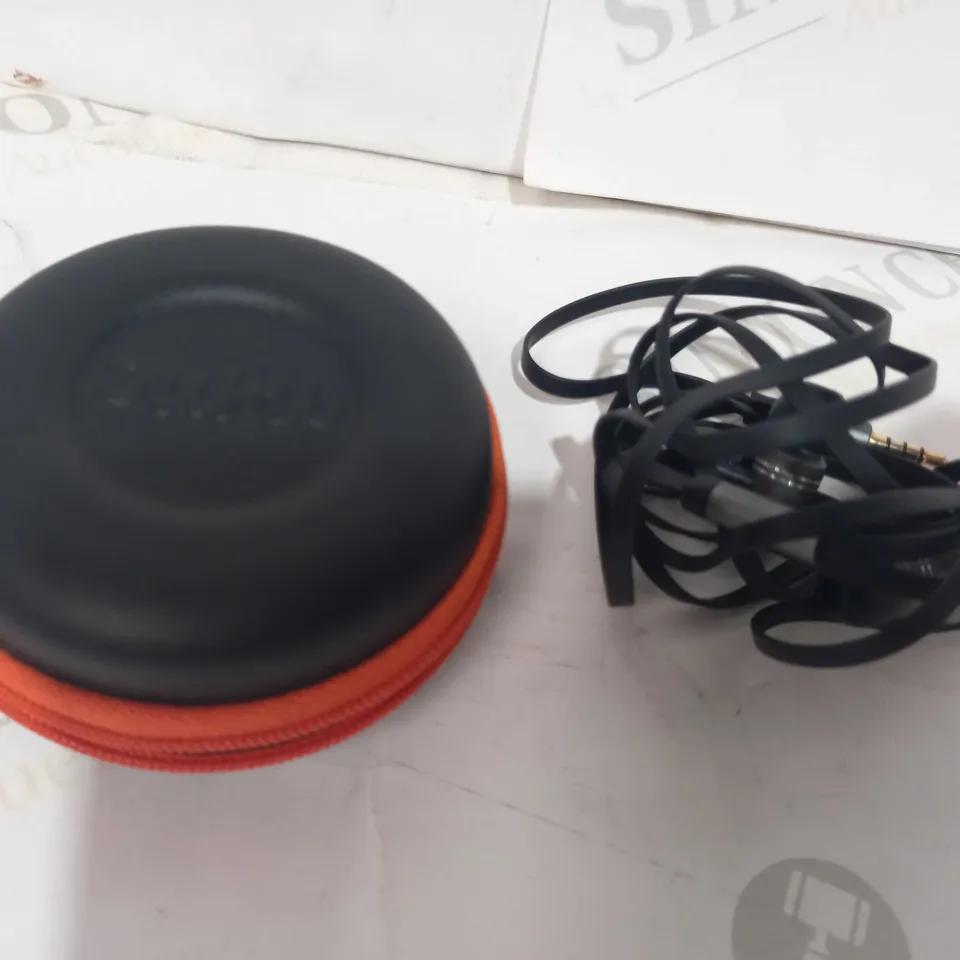 PUMP WIRED EARPHONES WITH CASE IN BLACK/ORANGE