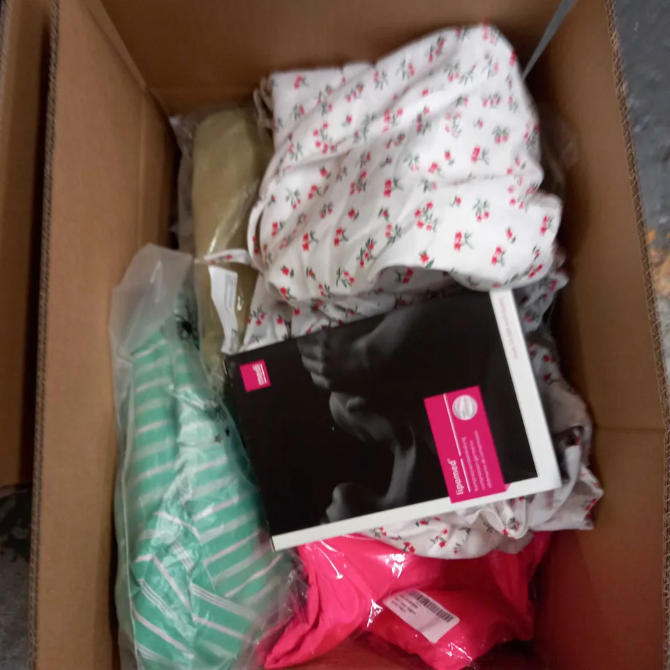 LOT OF ASSORTED CLOTHING AND ACCESSORIES TO INCLUDE; T-SHIRTS, JUMPERS ETC