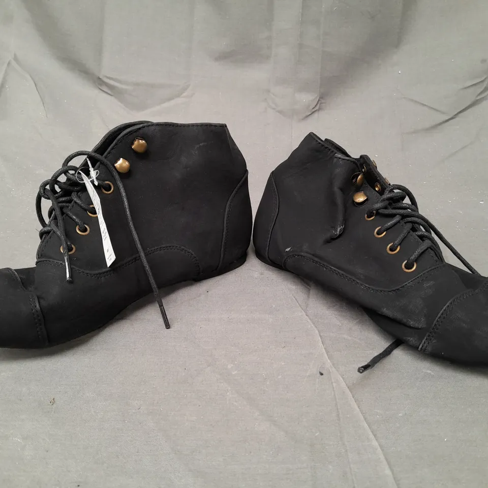 BOX OF APPROXIMATELY 10 PAIRS OF DESIGNER SHOES IN BLACK - VARIOUS SIZES - COLLECTION ONLY