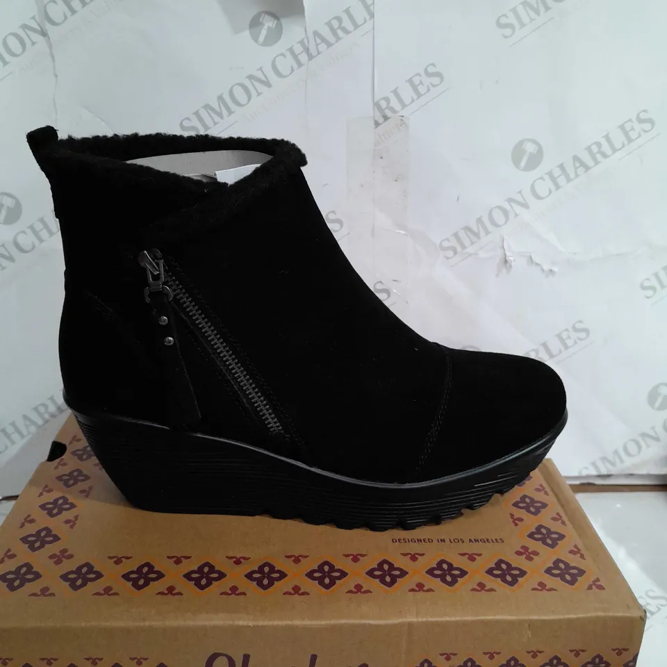 BOXED PAIR OF SKECHERS PARALLEL OFF HOURS SIDE ZIP BOOT BLACK SIZE 5.5