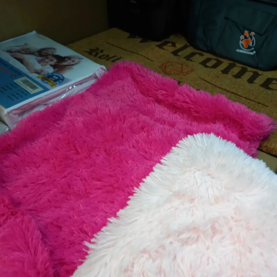 LARGE BOX OF APPROXIMATELY 20 ASSORTED HOUSEHOLD ITEMS TO INCLUDE: BABY PINK RUG, DOUBLE FITTED SHEETS, HOT PINK FLUFFY PILLOW CASES