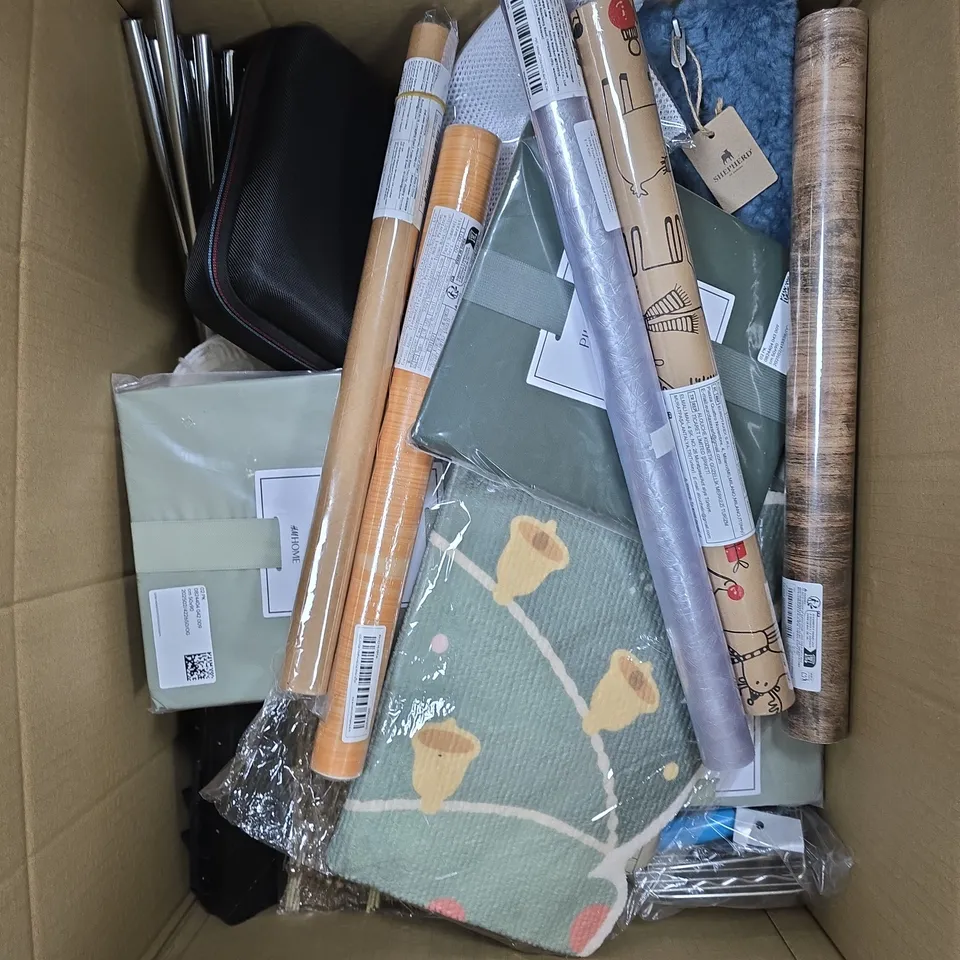 APPROXIMATELY 15 ASSORTED HOUSEHOLD PRODUCTS TO INCLUDE STORAGE CASE, PILLOW CASE, HOME DECOR ETC 