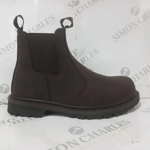 BOXED PAIR OF HOGS ZEUS SAFETY DEALER BOOTS IN BROWN EU SIZE 39