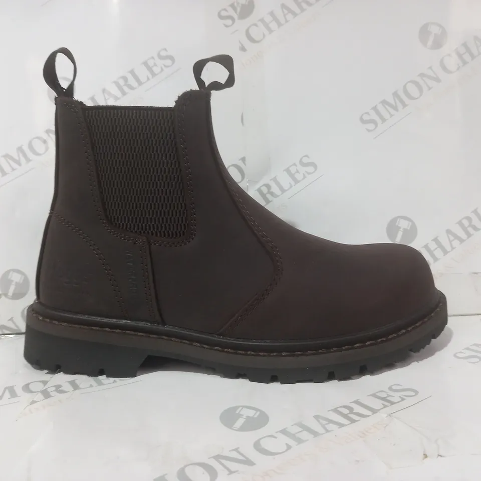 BOXED PAIR OF HOGS ZEUS SAFETY DEALER BOOTS IN BROWN EU SIZE 39