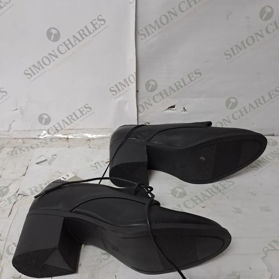 APPROXIMATELY 10 PAIRS OF GEORGE FABULOUS FOOTWEAR BLOCK HEEL SUIT SHOE IN BLACK 