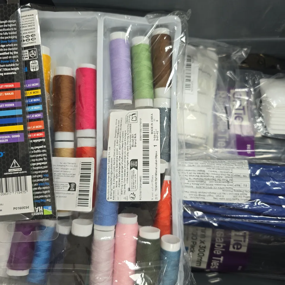APPROXIMATELY 10 ASSORTED HOUSEHOLD ITEMS TO INCLUDE SCRUB MOMMY, ETC