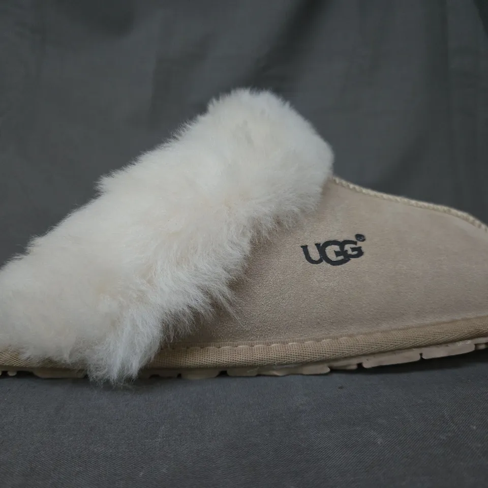 BOXED PAIR OF UGG SLIPPERS IN BEIGE UK SIZE 7.5