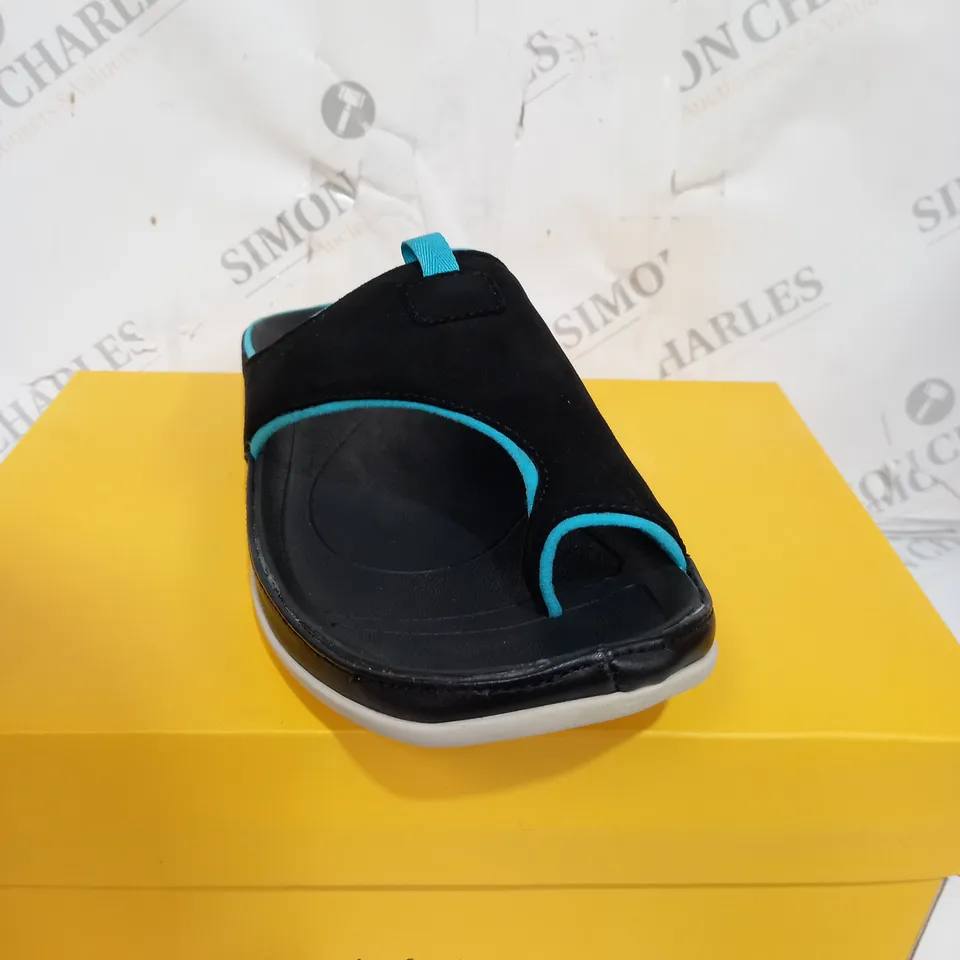 BOXED STRIVE BLACK BLUESTRIPE SANDALS SIZE 7