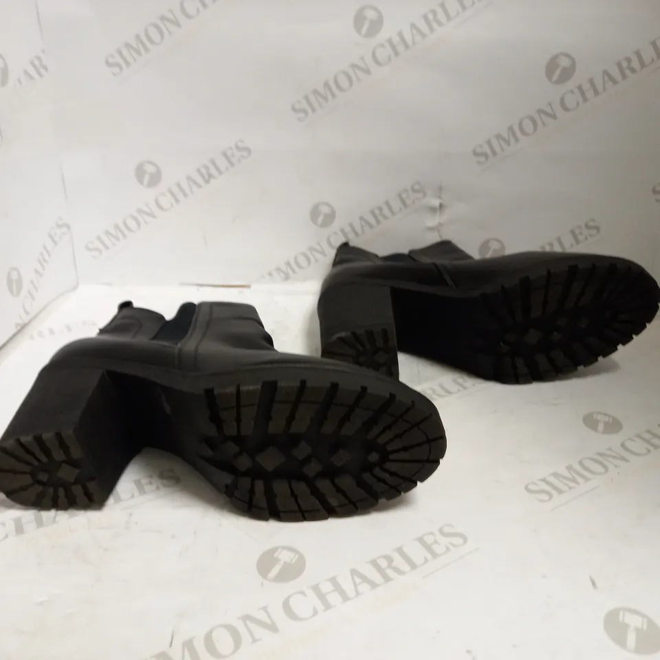 AJVANI BLACK HEEL BOOTS SIZE 5 