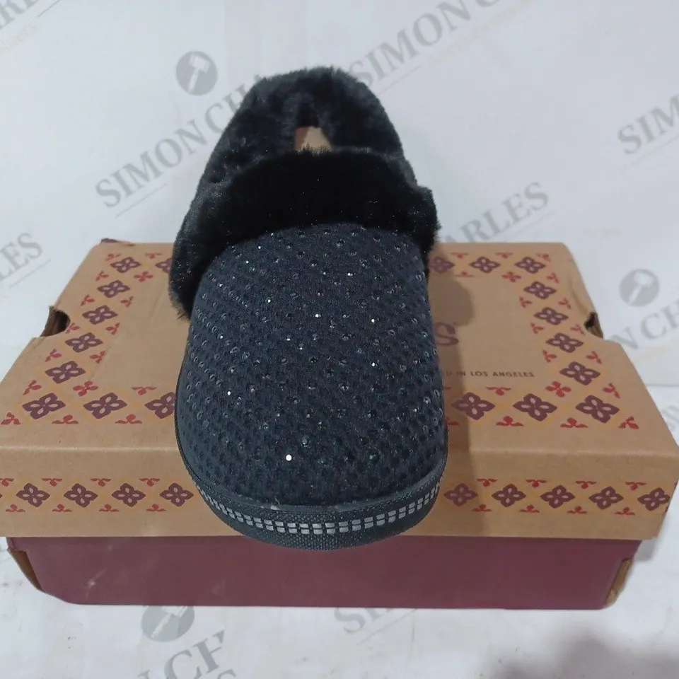 BOXED PAIR OF SKECHERS COZY SLIPPERS IN BLACK SIZE 4.5