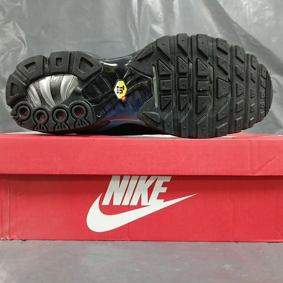 BOXED PAIR OF NIKE AIR MAX PLUS SHOES IN BLACK/MULTICOLOUR SIZE UK 9