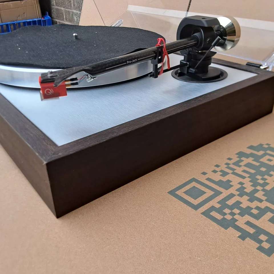 PROJECT CLASSIC EVO DV QUINTET RED TURNTABLE IN EUCALYPTUS 