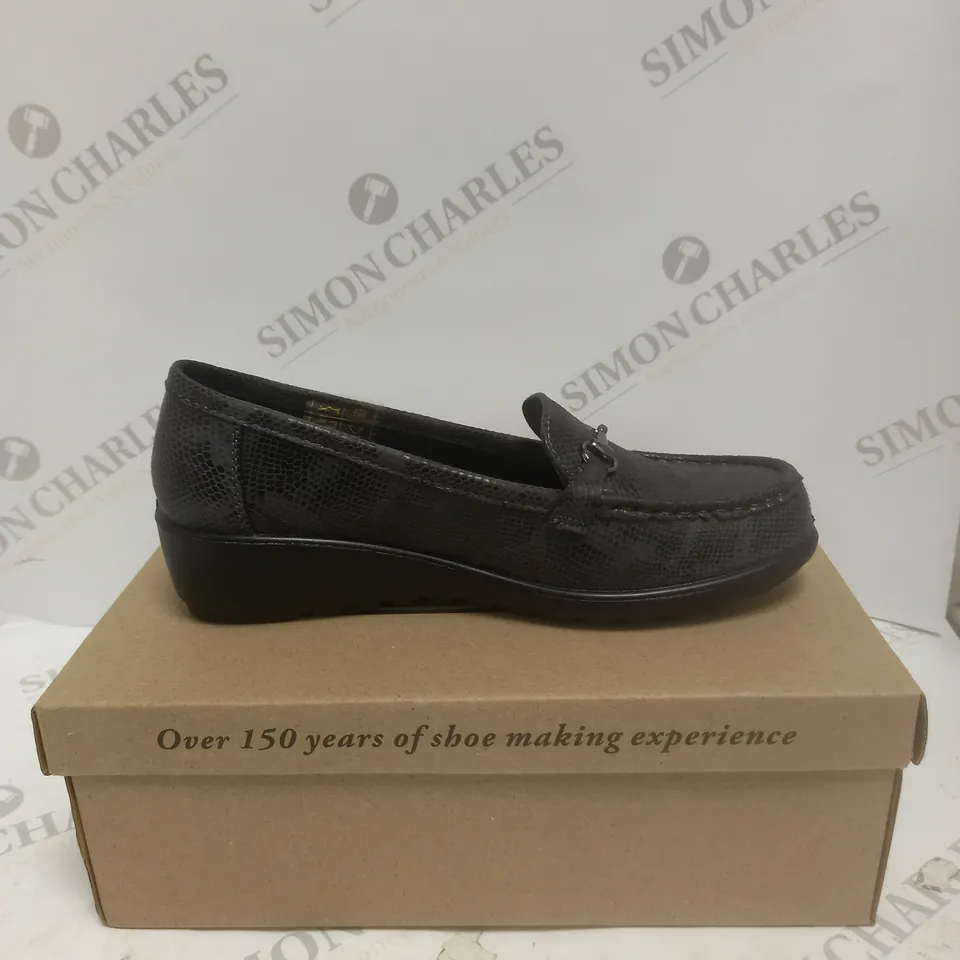BOXED PAIR OF CUSHION WALK SLIP ON SHOES IN GREY - SIZE 5