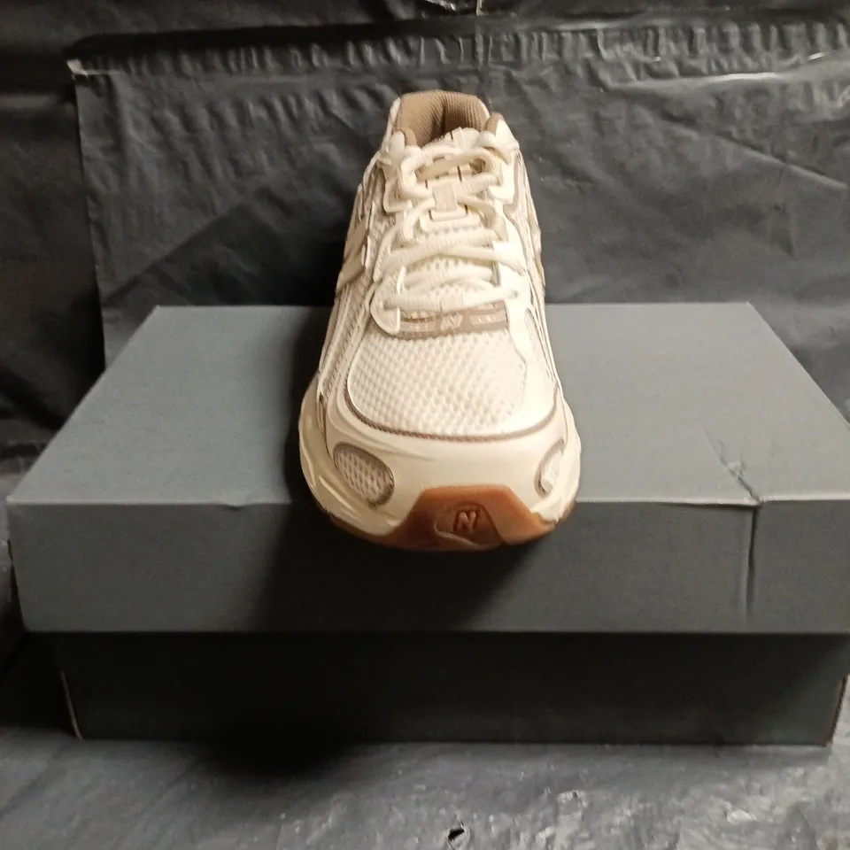 BOXED PAIR OF NEW BALANCE 740 TRAINERS IN CREAM/BROWN SIZE UK 8